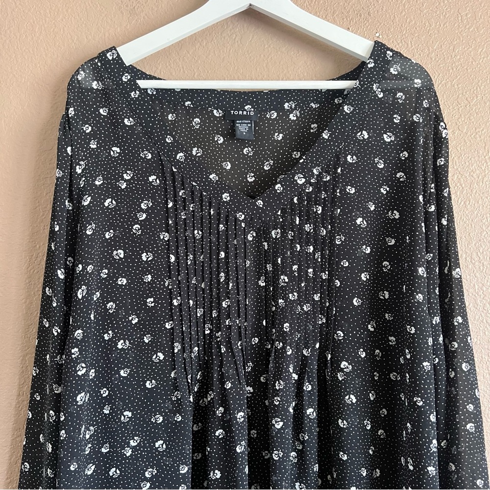 Torrid Black Pleated Long Sleeve Floral Blouse Size 3 - Picture 4 of 10